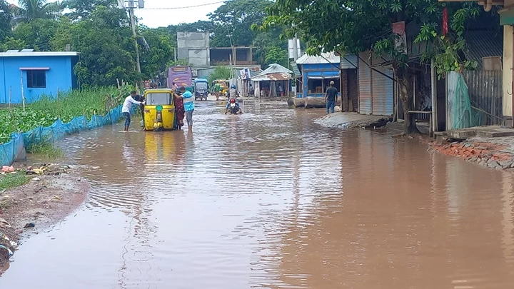 চাঁদপুর ব্যস্ততম সড়কে জলাবদ্ধতা, চরম জনদুর্ভোগ