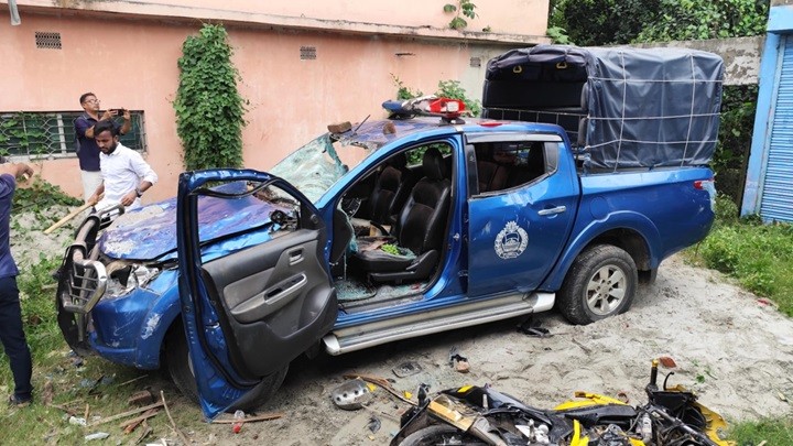 কুমিল্লা পুলিশের উপর হামলা, গাড়ি ভাংচুর