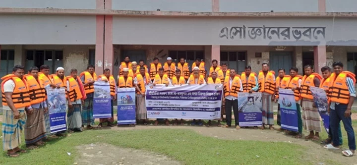 সমুদ্রগামী জেলেদের মাঝে লাইফ জ্যাকেট বিতরণ