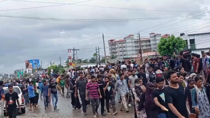 খুলনার তিন প‌য়ে‌ন্টে অব‌রোধ