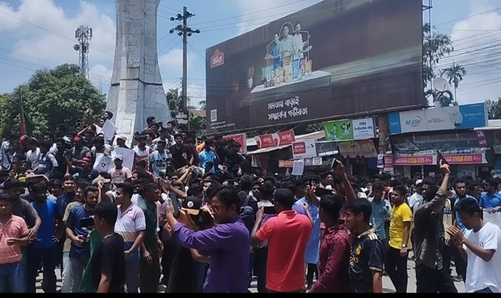 লালমনিরহাটে কোটাবিরোধী শিক্ষার্থীদের সড়ক অবরোধ