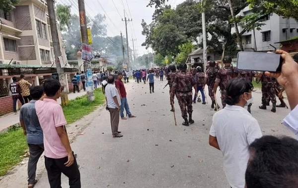 রণক্ষেত্রে পরিণত নীলফামারী, জেলা প্রশাসকের কার্যালয়ের ভাঙ্গচুর