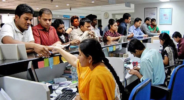 খুলেছে ব্যাংক, জমার চেয়ে উত্তোলন বেশি