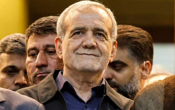 ইরানে প্রেসিডেন্টের দায়িত্বে পেজেশকিয়ান