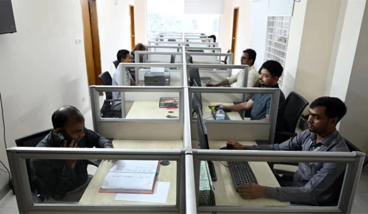 আজ থেকে স্বাভাবিক সূচিতে চলবে অফিস