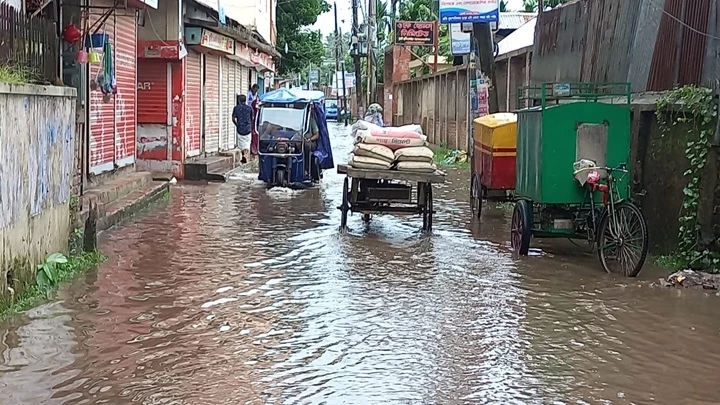 চাঁদপুরে বৃষ্টিতে জলাবদ্ধতা, ঝুঁকি নিয়ে যান চলাচল