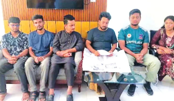 ৬ সমন্বয়ককে পরিবারের কাছে হস্তান্তর