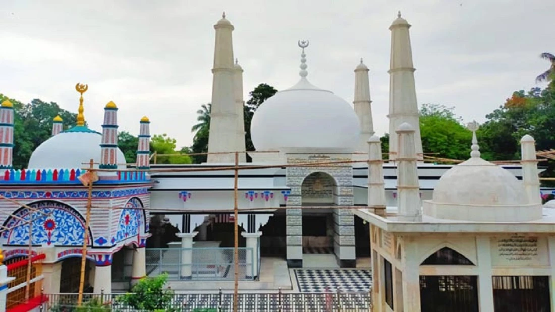 বিশ্ব শান্তির কালজয়ি মহান অলি খাজা এনায়তপুরী (রহ.)