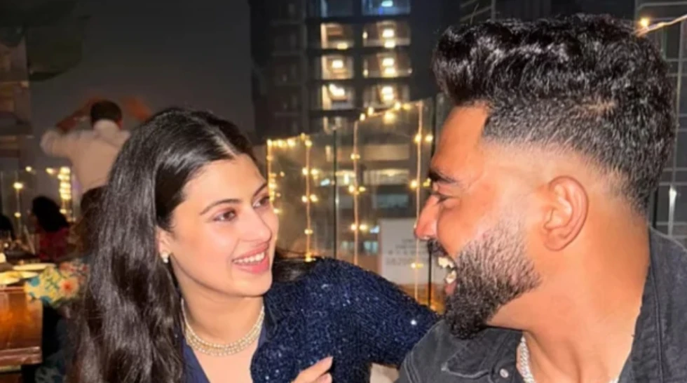 প্রেমের গুঞ্জনে পানি ঢেলে সিরাজকে রাখি পরালেন আশা ভোসলের নাতনি