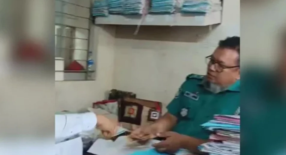 ঘুষ নেওয়ার ভিডিও ভাইরাল, পুলিশ প্রত্যাহার