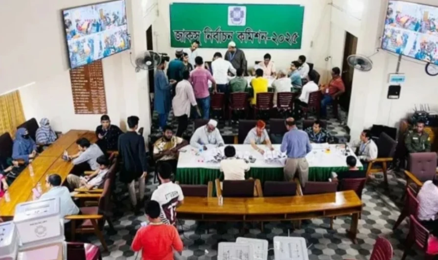 জাকসুর ভোট গণনা শেষ, ফলাফলের অপেক্ষায় প্রার্থিরা